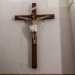 Collocato sul lato destro si trova infine un antico crocifisso in cartapesta caratterizzato da piaghe molto evidenti. Si dice che se mai dovesse uscire in processione porterebbe pioggia torrenziale e tempesta. Per questo non si  mai mosso da qui